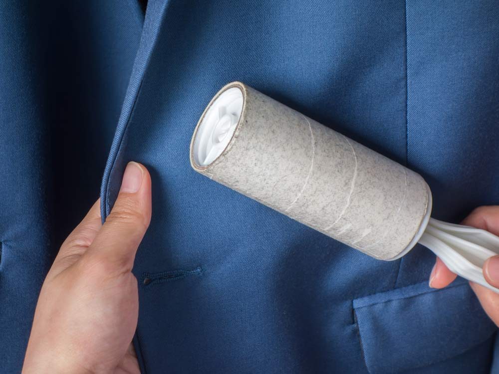 how to use a lint roller