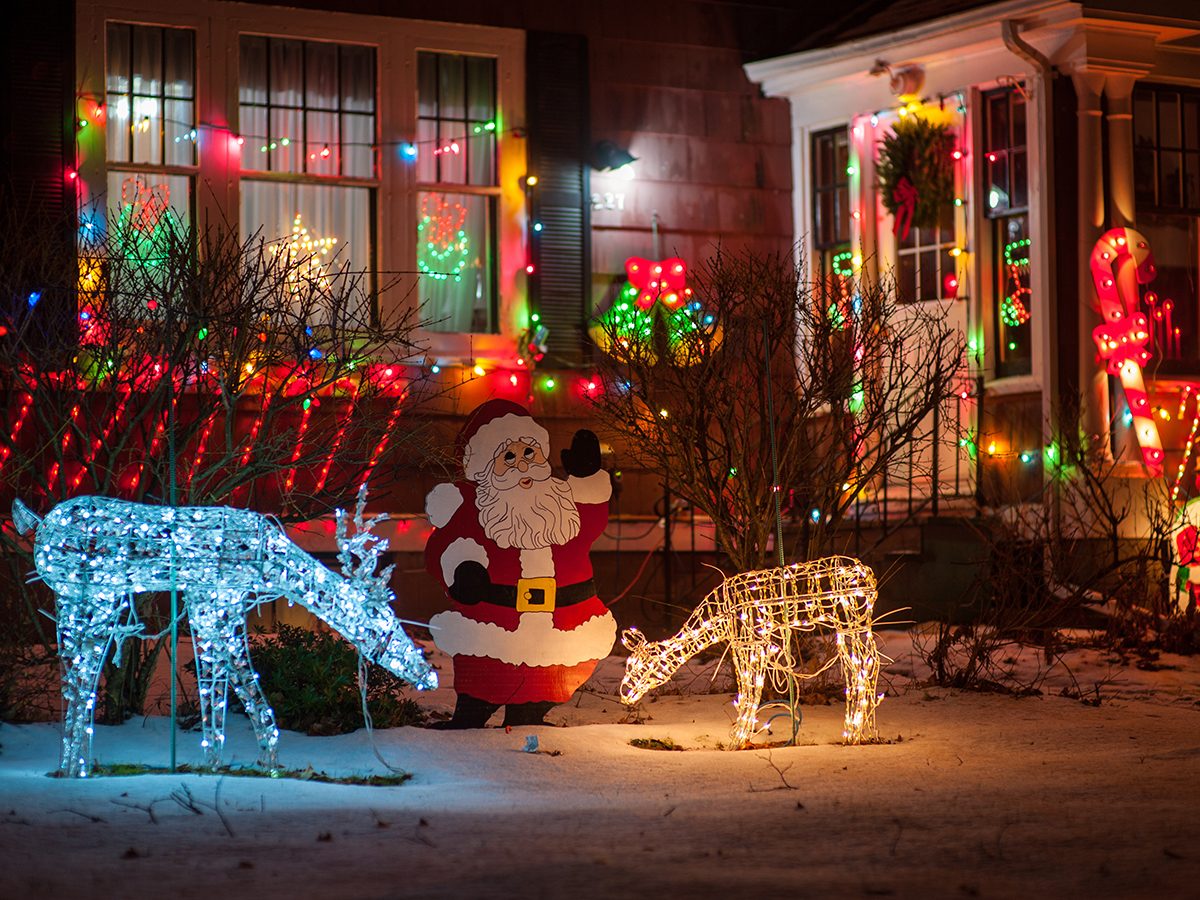 The Best Tips for Putting Up Outdoor Christmas Lights | Reader's Digest